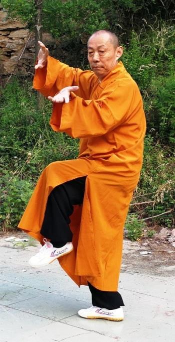 W akcji tej lewa ręka nazywana jest ojcem, a usytuowana poniżej prawa - matką.