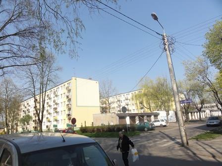 Usytuowana jest w budynku posadowionym szczytem do ulicy Moniuszki, w odległości około 200 m od