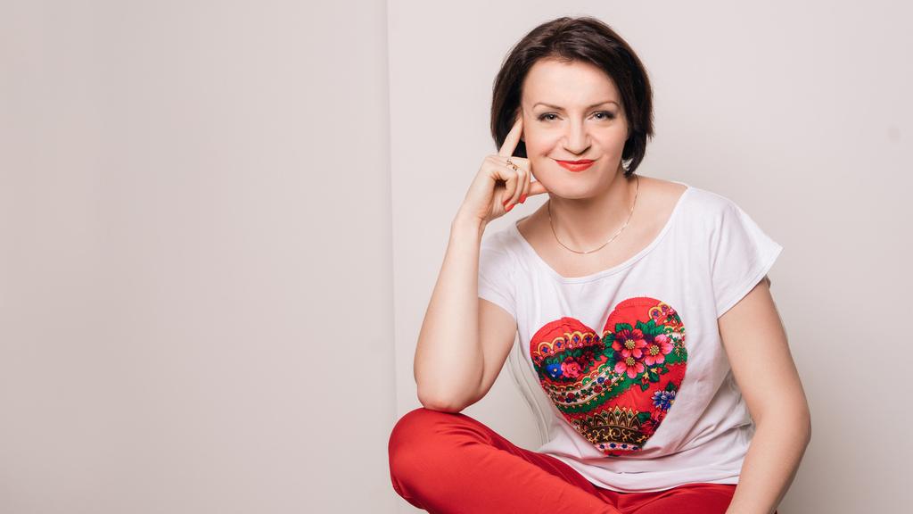02 URSZULA ROWIŃSKA W Y Z W A N I E : F A K T U R Y CZEŚĆ, JESTEM ULA Już 13 lat walczę na froncie administracyjnym. Wcześniej jako sekretarka, asystentka, administrator i kierownika biura.