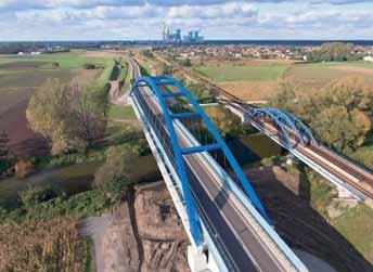 Miejsce, w którym zlokalizowano łącznicę, wymusiło wyniesienie niwelety toru kilkanaście metrów nad otaczający teren.