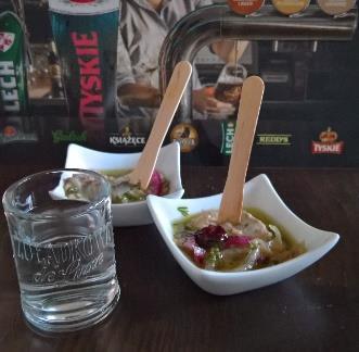 Kapitan na dobry początek Poleca Śledzik i Żubrówka Biała Na zimno Kromka Chleba ze smalcem i ogórkiem A slice of bread with traditionaly prepared lard Eine Scheibe Brot mit Schmalz Śledzik Herring