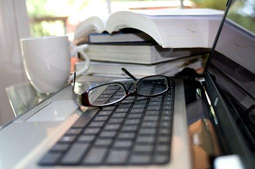 Tworzenie przyciągających uwagę czytelników tekstów informacyjnych i reklamowych nie jest proste, ponieważ zdaniem A. Jabłońskiego Teksty, które łatwo się pisze, kiepsko się czyta. Są niewyszlifowane.