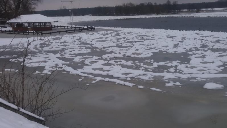 sąsiadujących firm. W działaniach ratowniczo - gaśniczych udział brało 15 zastępów JRG (31 strażaków) oraz 11 zastępów OSP (52 strażaków).