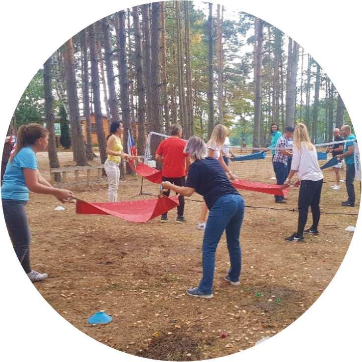 Konkurencje (zabawy integracyjne) w których rywalizować będą olimpijczycy to: POTRÓJNE SPODNIE Uczestnicy zabawy rywalizują miedzy sobą przy użyciu spodni wieloosobowych, wygrywa grupa, która