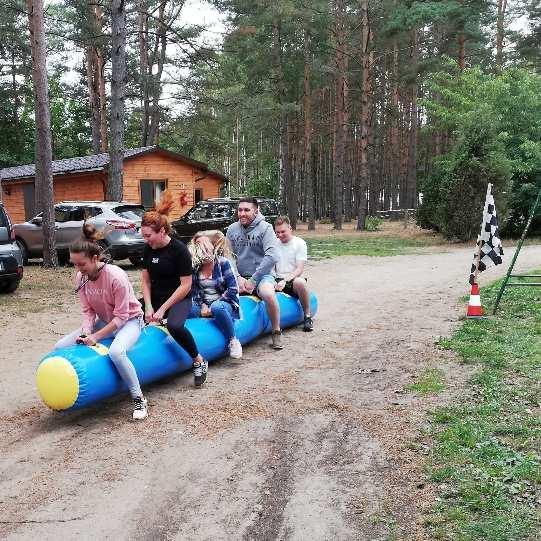 RUROSKOCZKI Uczestnicy rywalizują miedzy sobą, skacząc na dmuchanych
