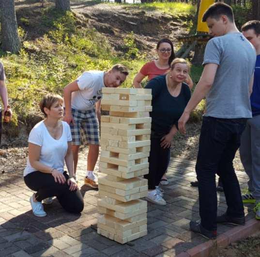 JENGA XXL Przegrywa drużyna, która strąci wieżę. Odmiana popularnej gry w rozmiarze XXL.