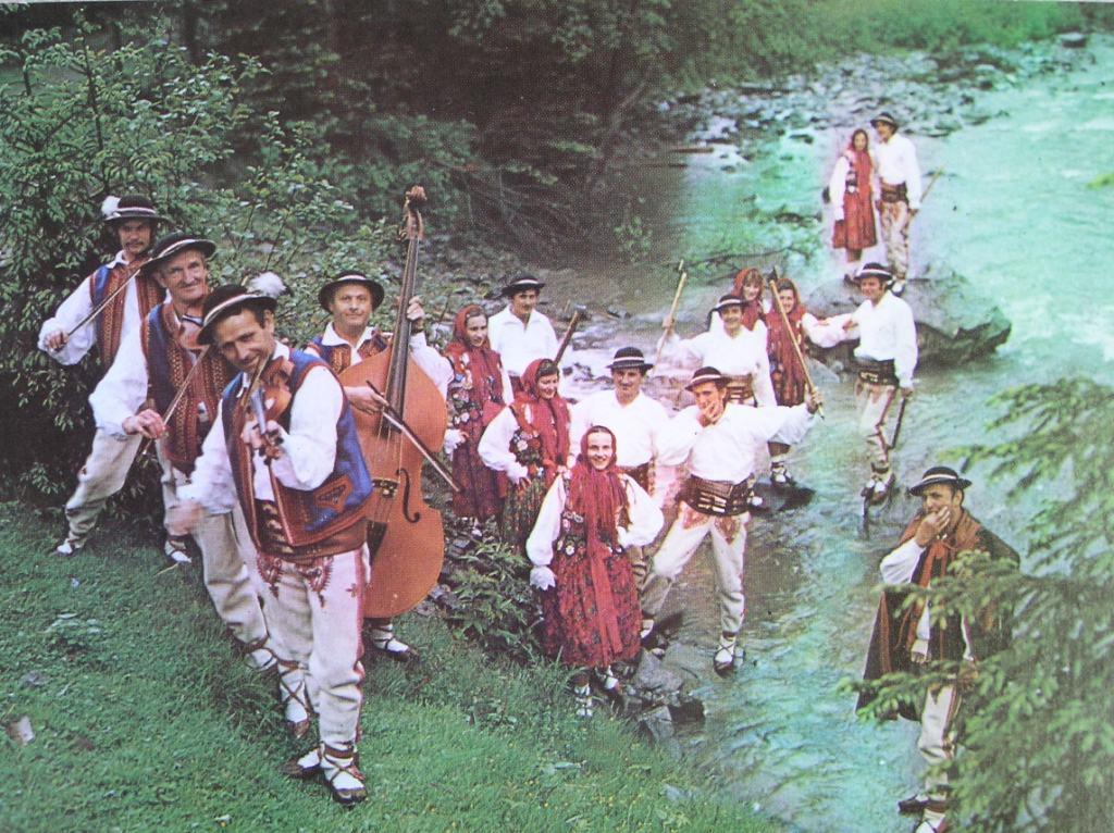 Na pocztówce z roku 1975 Bogaty repertuar Gorców, piękno stroju, żywiołowość i swobodę interpretacyjną wykonawców dobrze zna polski odbiorca - niezliczone wyjazdy, nagrania telewizyjne, radiowe,