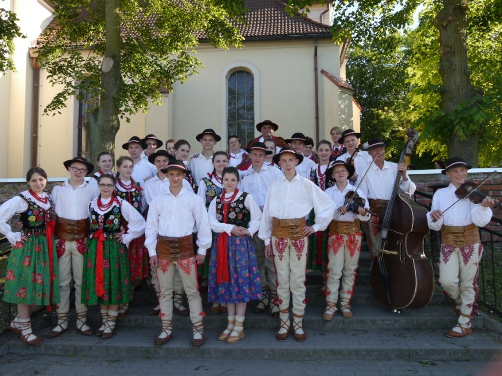 Zespół GORCE - 2017 Zespół Regionalny Gorce wierny tradycji przodków nicią tożsamości wiąże przeszłość z teraźniejszocią, dając jednocześnie podstawy do budowania przyszłości.