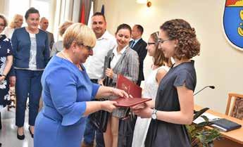 najbardziej uzdolnione uczennice: Nicole Ochocki i Martę Luterek, uczęszczające na co dzień do gminnych placówek oświatowych.