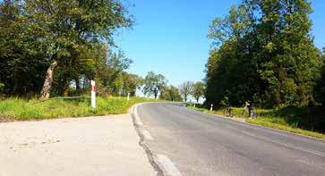 Skręcamy w lewo na Mąki. Długi zjazd polną drogą pośród rosochatych wierzb. 17,87 km 18,06 Wieś Mąki. Przejeżdżamy prosto przez wieś Mąki.
