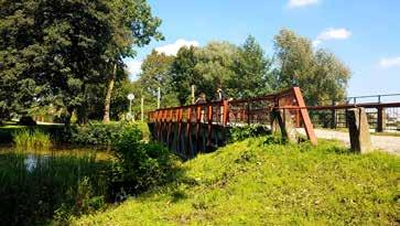 Początkowy odcinek rzeki (do ujścia do jeziora Łaśmiady) nosi nazwy Czarna Struga i Łaźna Struga.