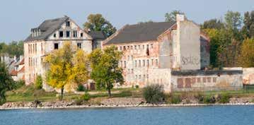 wzdłuż brzegu jeziora, które ceglany. Po sekularyzacji zakonu w 1525 roku ełcki zamek stał leży w samym centrum miasta, się siedzibą starosty, potem także sądów.
