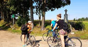 Moż- 7,81 Szarek; skrzyżowanie dróg. Skręcamy w lewo i przejeżdżamy przez wieś Szarek.