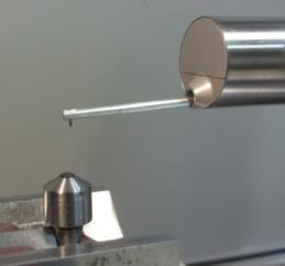 4b) konstrukcji IZTW, diamentową końcówką pomiarową o promieniu 2 µm. Na każdym z wierzchołków końcówek nagniatających wykonano po dwa, prostopadłe do siebie pomiary.