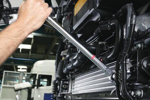KUCZE DYNAMOMETRYCZNE SERIE 248 I 446 KUCZE REGUOWANE BEZ PODZIAŁKI Klucze produkcyjne kompaktowe i trwałe! Seria 248 Seria 248 Wyzwalanie pod kątem 5 Zabierak 9x12 lub 14x18.