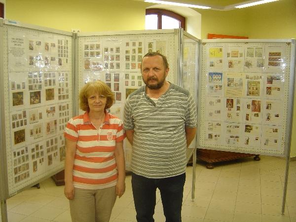 Il. 1. Autorzy ekspozycji: kol. Ewa Jankowiak oraz kol. Andrzej Dudek. Il. 2. Autorzy ekspozycji z ks. proboszczem.