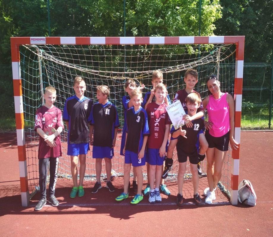 Mini piłka ręczna Drużyna chłopców zajęła II miejsce opiekun B. Kujawa 1. Igor Solarski 6c 2. Kacper Kierzkowski 6c 3.