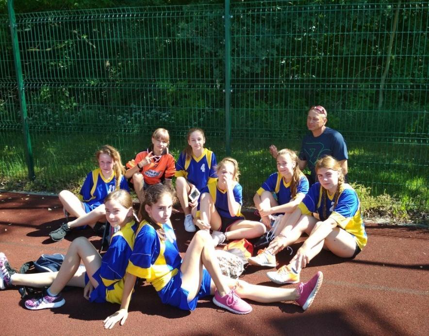 Drużyna dziewcząt zajęła II miejsce opiekun R. Cepil 1. Zuzanna Petz 6c 2. Aleksandra Leśniewska 6c 3.