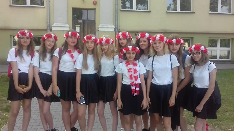 Dziewczęta z klasy VI c przygotowały układ