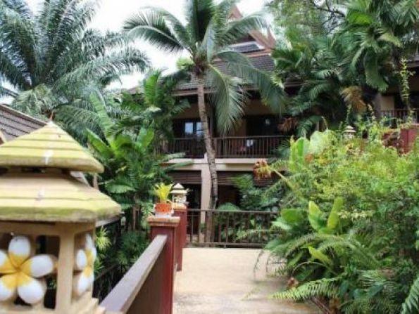 ZAKWATEROWANIE Palm garden Resort położony jest Khao Lak ok. 60 min. samochodem od lotniska w Phuket.