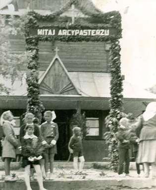 Monografia rzymskokatolickiej parafii św. Anny Matki Najświętszej Marii Panny w Tuczępach, 15 Zdjęcie 10 Rok 1963, 3 czerwca. Przed kościołem (zdjęcie z kroniki parafii).