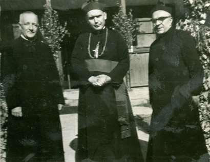 Kazanie wygłosił biskup Jan Mazur. Po sumie biskup spotkał się, na cmentarzu przykościelnym, z radnymi parafii Tuczępy. Zdjęcie 11 Rok 1963, 3 czerwca. Od lewej stoją: ks.