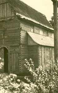 Monografia rzymskokatolickiej parafii św. Anny Matki Najświętszej Marii Panny w Tuczępach, 27 bieliznę kościelną 113. W 1945 roku ogrodzenie kościoła było w wielu miejscach zniszczone.