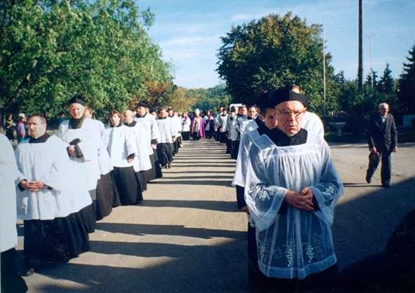 64 Monografia rzymskokatolickiej parafii św. Anny Matki Najświętszej Marii Panny w Tuczępach, Zdjęcie 71 Rok 1996, 1 października. Grabowiec. Kondukt pogrzebowy. Pogrzeb ks.