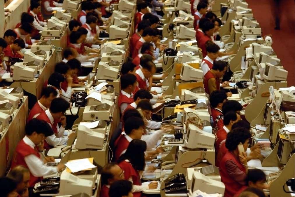 Najbardziej typowym stylem pracy biurowej jest praca na stanowisku, na
