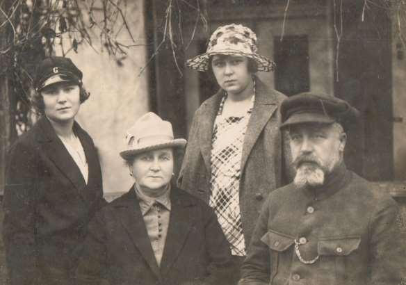 175 osób ubezpieczonych; 1922-1942-, przy czym nie występuje w spisie lekarzy w 1926/1927) 1350. Zdjęcie 17 Rok 1927. Rodzina Stankow.