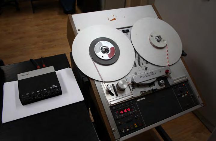 Archiwum domowe zabezpieczanie i konserwacja zbiorów 213 21. Zestaw do digitalizacji taśm magnetycznych radiowy magnetofon studyjny wraz z konwerterem Fot. M. Lupa.