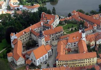 Sala Błękitna z pięknymi, polichromowanymi płaskorzeźbami, Sala Rycerska, Sala Teatralna, Sala Afrykańska, Zbrojownia z malowanym, gwiaździstym