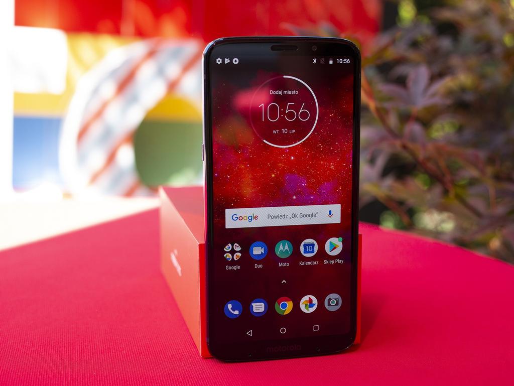 Podobnie jak Motorola Moto Z2 Play konstrukcja trzeciej edycji także jest wyjątkowo zwarta i smukła. Telefon jest całkowicie płaski, nie licząc wyraźnie wystającego modułu aparatów.