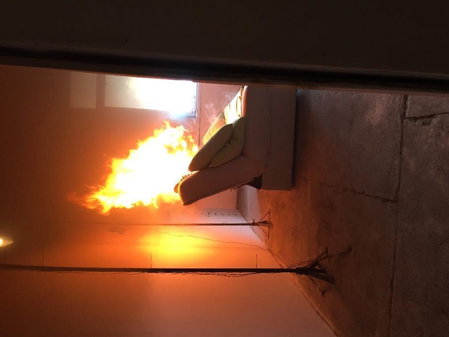 CEL PROWADZONYCH BADAŃ Sformułowano następujące pytania badawcze: Jak rozwija się pożar w pomieszczeniu mieszkalnym, przy zmiennych warunkach wentylacji, wynikających z prowadzonej ewakuacji i