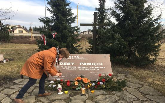 zgromadzono rzeczy należące do pomordowanych policjantów: zdjęcia, części mundurów, dokumenty i przedmioty codziennego użytku.