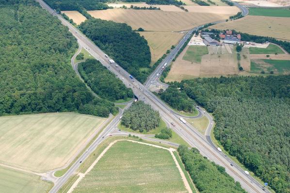 und äußerst verkehrsgünstig an der A5 gelegen Hat mehrere Naherholungsgebiete in unmittelbarer Nähe Ist daher Wachstumskommune sowohl bezüglich Gewerbebetriebe, als