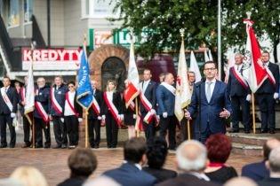 Premier Mateusz Morawiecki w asyście kilku ministrów, minister Andrzej Dera z Kancelarii Prezydenta RP, Prezes IPN Jarosław Szarek, liczne grono parlamentarzystów, Prezydent Miasta Radom, władze