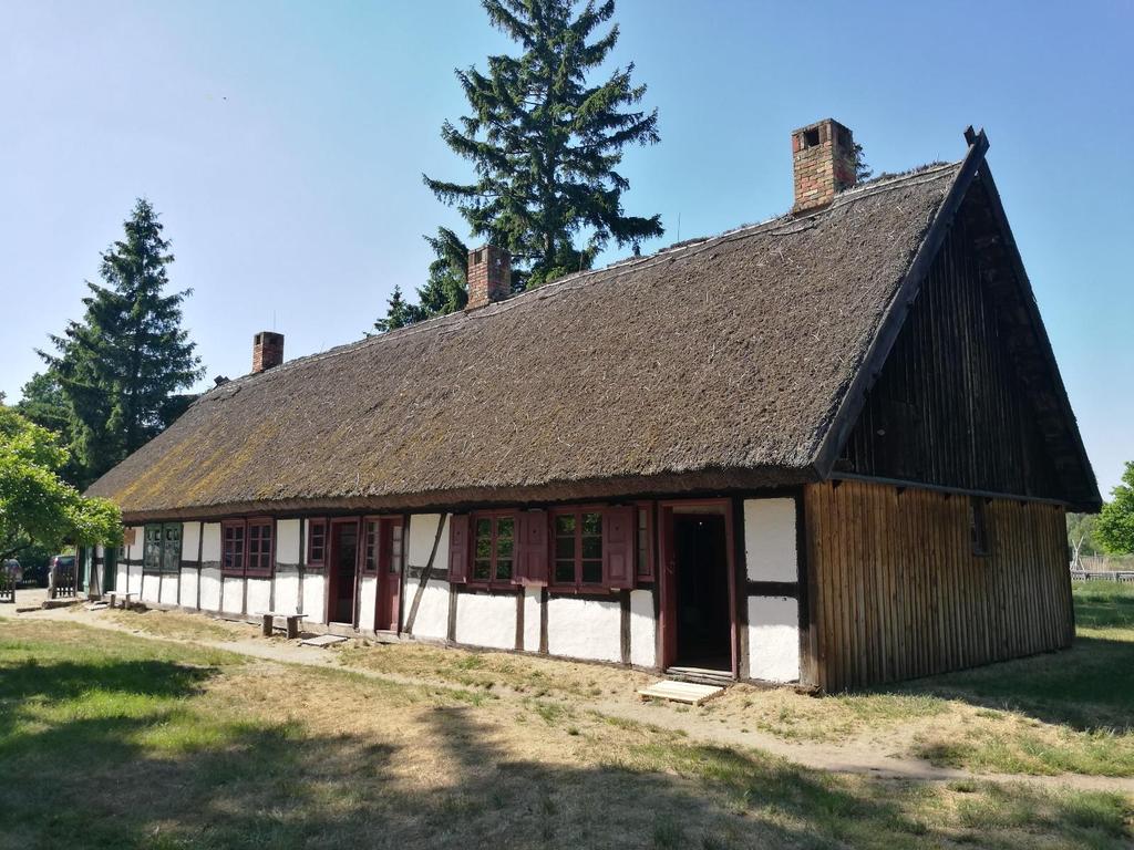 Fot. 21: Na terenie Słowińskiego Parku Narodowego położona jest słowińska wieś Kluki (kaszub. Klëczi), w której znajduje się Muzeum Wsi Słowińskiej będące skansenem.