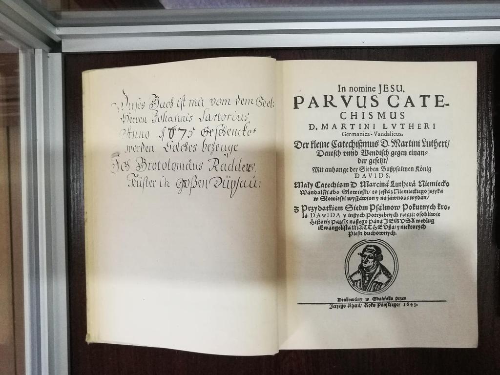 Fot. 23: W chacie Reimannów znajduje się kopia biblii przetłumaczonej w XVII w. na język polski, zwanym tu językiem wendyjskim, wandalskim i słowiańskim. O tej biblii, wydrukowanej w 1643 r.