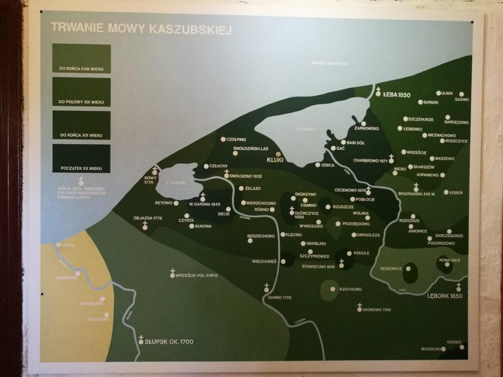 Fot. 25: Jedna z tablic muzeum przedstawia mapę trwania mowy kaszubskiej w okolicach Słupska i Łeby.