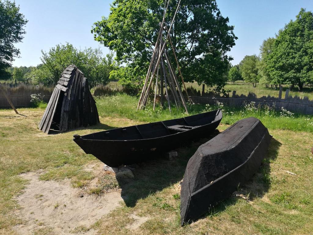 Fot. 26: Muzeum Wsi Słowińskiej w Klukach: dawne rybackie łodzie