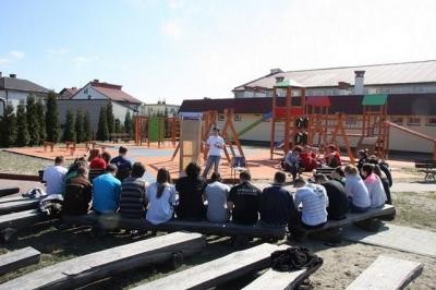 PROJEKT: MŁODZI MŁODYM 2011 Cel: został zorganizowany trzydniowy wyjazd szkoleniowo-integracyjny dla liderów przeciwdziałania patologiom społecznym, po czym grupa liderów przeprowadziła zajęcia