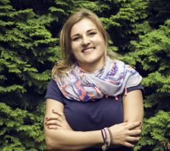 Odważne Koziołki mgr Katarzyna Bogajczyk - Wykształcenie wyższe magisterskie kierunek Wczesne wspomaganie rozwoju. Studia podyplomowe: Gimnastyka korekcyjno- kompensacyjna.