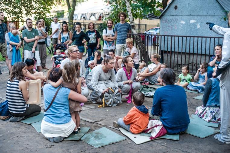 Do specjalnie zaaranżowanej, kolorowej nyski wsiadał zespół teatru, aby