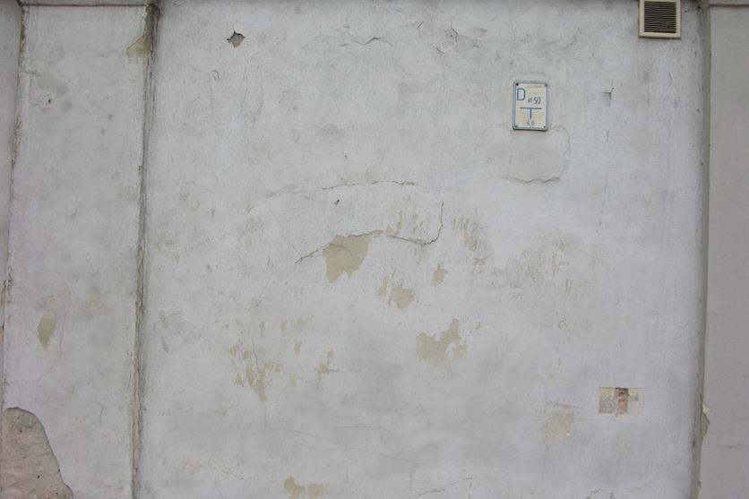 25 Dawna Oberża, mur ogrodzeniowy