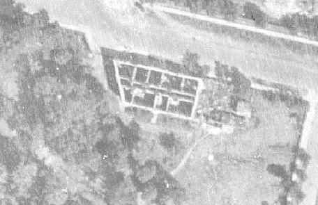 Rys. 5 Budynek Dawnej Oberży w 1945. Widoczne zniszczenie zabudowań po stronie wschodniej i brak zadaszenia 8. 4.0.