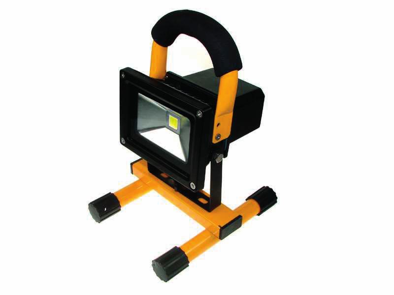 ELF z akumulatorem NAWIETLACZ LED CZ: vedl svtlomet / SK:vedie svetlomet / EN: LED floodlight A B A A 010462 Cedr Cedr Cedr LED LED LED 5 W 5 W 5 W 3,5h 3,5h 3,5h 8,4VDC 8,4VDC 350 350 lm 350 lm lm