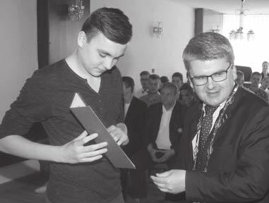 Šport 16 Primátor prijal úspešných žiakov, juniorov a kadetov Volejbalistom sa mimoriadne darilo. Získali tri majstrovské tituly. Boli totiž úspešní v kategóriách žiaci, juniori i kadeti.