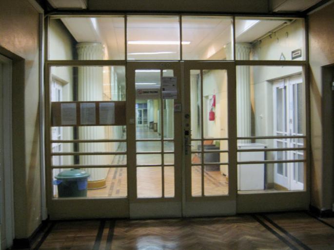 Budynek powstał w latach pięćdziesiątych ubiegłego wieku w konstrukcji tradycyjnej, murowany cegły, o V kondygnacjach nadziemnych, podpiwniczony, z niskim poddaszem użytkowym na pomieszczenia