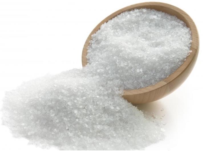 Korzystaj z soli jak najrzadziej Dzienne spożycie chlorku sodu powinno wynosić 5 gram (mała łyżeczka).